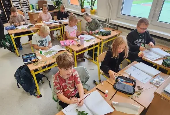 Jesienny spacer klasy 2a po Lasku Bytkowskim – album liści jako pomoc w nauce