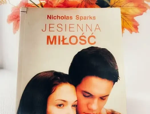 Bibliotekarz poleca: „Jesienna miłość” Nicholasa Sparksa na chłodne wieczory