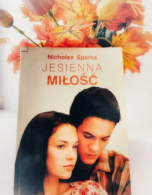 Bibliotekarz poleca: „Jesienna miłość” Nicholasa Sparksa na chłodne wieczory