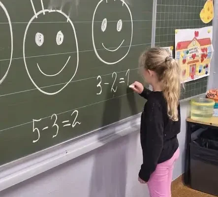 Klasa 1a poznaje literkę K przez zabawę – kolorowe kotki, zakrętki i popcorn