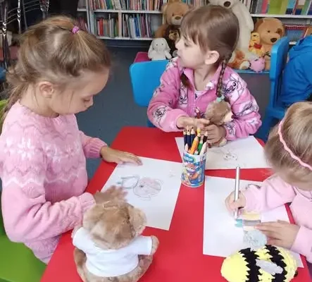 Dzień Miłośników Pluszaków w Filii nr 10 – przedszkolaki z Biedronki odwiedziły bibliotekę