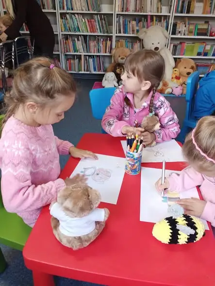 Dzień Miłośników Pluszaków w Filii nr 10 – przedszkolaki z Biedronki odwiedziły bibliotekę